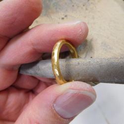 鍛造 結婚指輪 純金 24金 k24 槌目 甲丸 リング 細め 幅2.5mm ハート＆くすみ加工 11枚目の画像