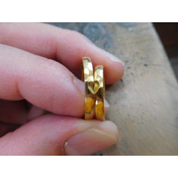 鍛造 結婚指輪 純金 24金 k24 槌目 甲丸 リング 細め 幅2.5mm ハート＆くすみ加工 3枚目の画像