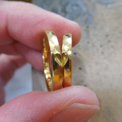 鍛造 結婚指輪 純金 24金 k24 槌目 甲丸 リング 細め 幅2.5mm ハート＆くすみ加工 5枚目の画像