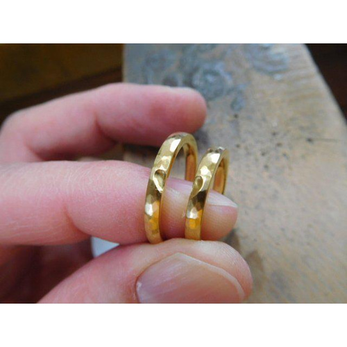 鍛造 結婚指輪 純金 24金 k24 槌目 甲丸 リング 細め 幅2.5mm ハート 