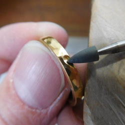 鍛造 結婚指輪 純金 24金 k24 槌目 甲丸 リング 細め 幅2.5mm ハート＆くすみ加工 6枚目の画像