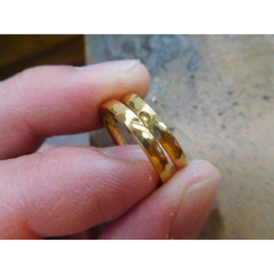 鍛造 結婚指輪 純金 24金 k24 槌目 甲丸 リング 細め 幅2.5mm ハート＆くすみ加工 2枚目の画像