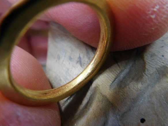 鍛造 結婚指輪 純金 24金 k24 槌目 甲丸 リング 細め 幅2.5mm ハート＆くすみ加工 10枚目の画像