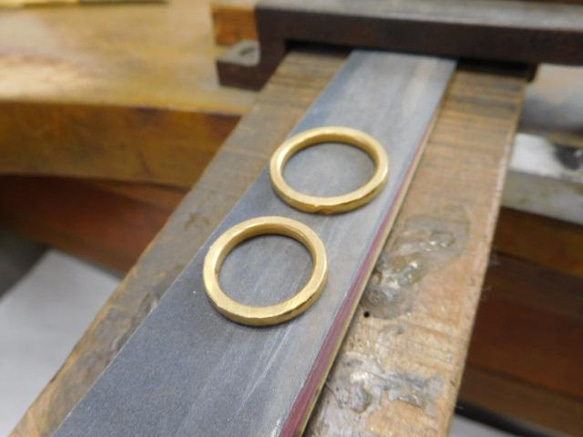 鍛造 結婚指輪 純金 24金 k24 槌目 甲丸 リング 細め 幅2.5mm ハート＆くすみ加工 8枚目の画像
