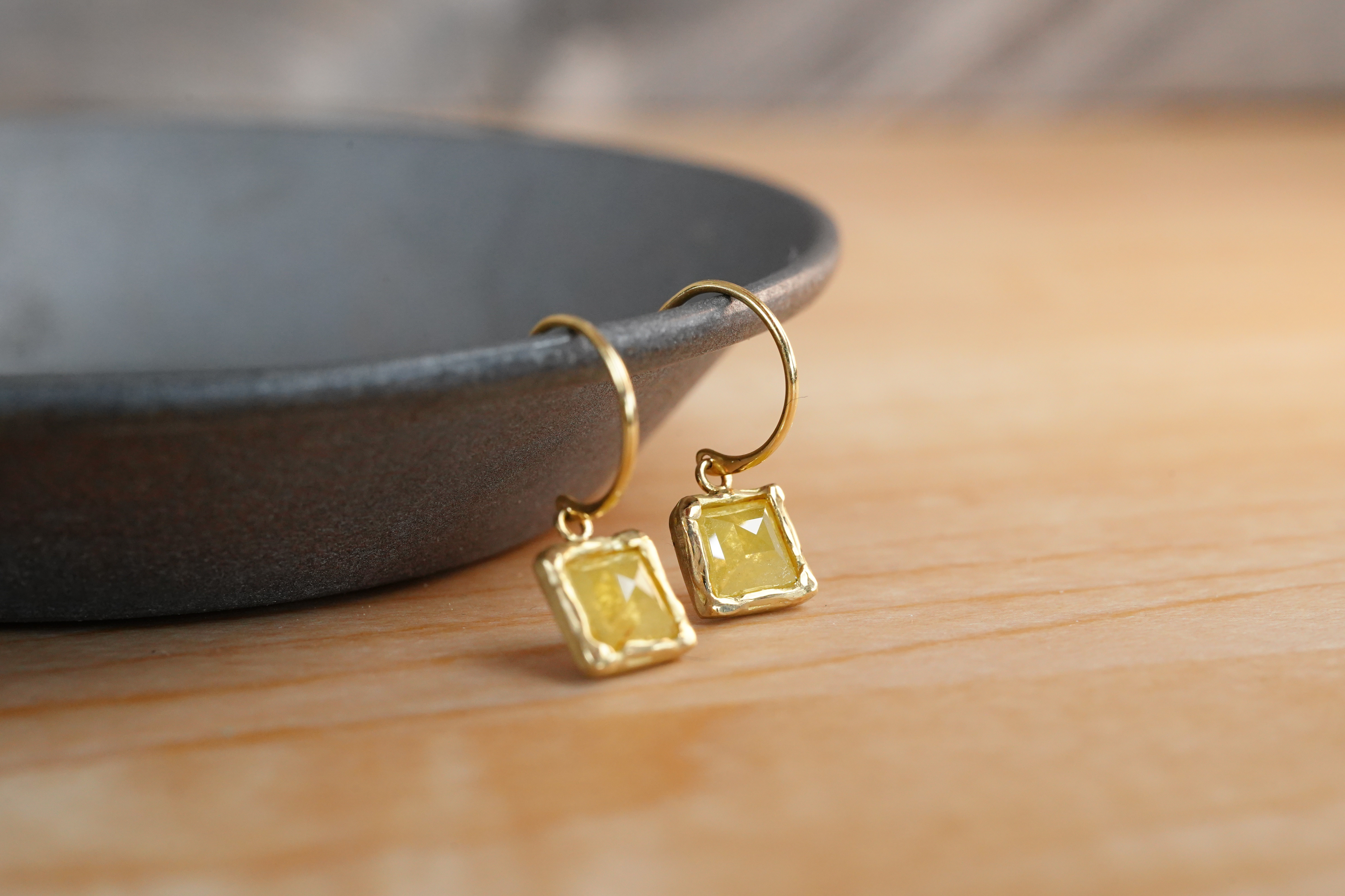 K18YG 『陽だまりの温もり』 スクエアローズカット 天然イエローダイヤモンド ピアス