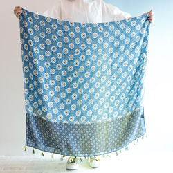 藍色和黃色柔軟大披肩 非常適合作為禮物或換季禮物 第4張的照片