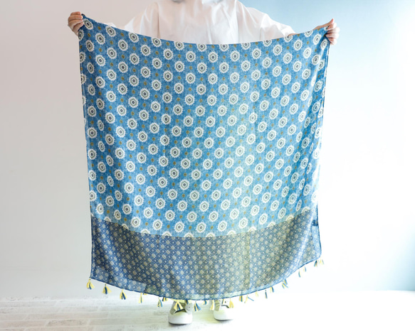 藍色和黃色柔軟大披肩 非常適合作為禮物或換季禮物 第4張的照片