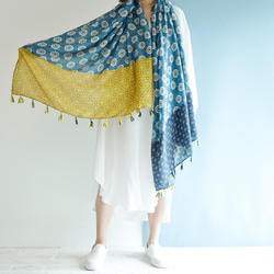藍色和黃色柔軟大披肩 非常適合作為禮物或換季禮物 第6張的照片