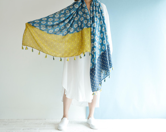 藍色和黃色柔軟大披肩 非常適合作為禮物或換季禮物 第6張的照片