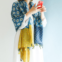 藍色和黃色柔軟大披肩 非常適合作為禮物或換季禮物 第7張的照片
