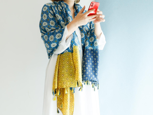 藍色和黃色柔軟大披肩 非常適合作為禮物或換季禮物 第7張的照片