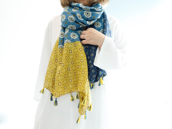 藍色和黃色柔軟大披肩 非常適合作為禮物或換季禮物 第2張的照片