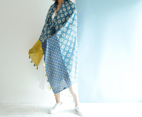 藍色和黃色柔軟大披肩 非常適合作為禮物或換季禮物 第8張的照片