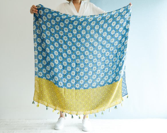 藍色和黃色柔軟大披肩 非常適合作為禮物或換季禮物 第5張的照片