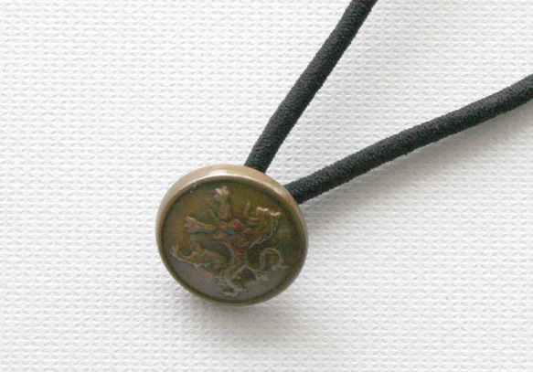 フランスアンティークボタンヘアゴム／ライオン紋章ボタン（AFB-154） 1枚目の画像