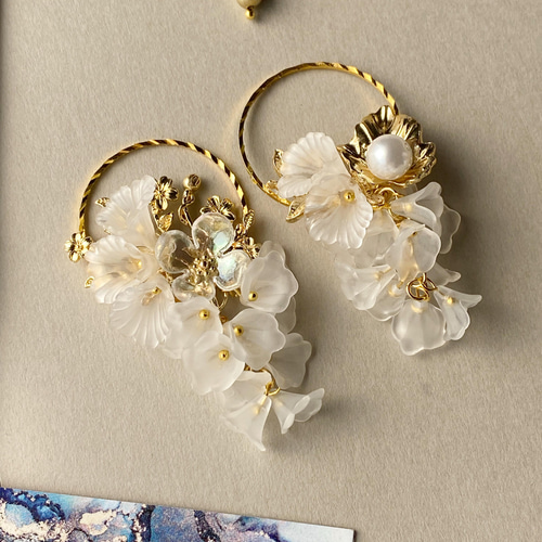 ホワイトゴールドリーフフラワークリップピアス ホワイトゴールドリーフフラワークリップピアス 2ペア