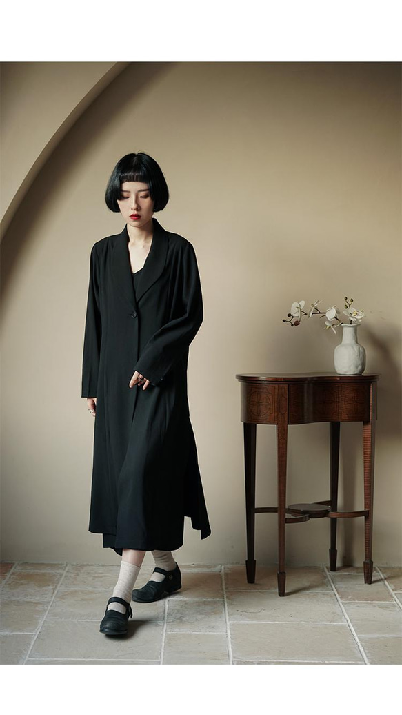 黑色 一粒扣西裝領新中式長袍外套 寬鬆版型灑脫長款休閒風衣 第10張的照片