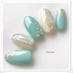 くすみグリーンとアイボリーのデザインネイル ネイルチップ（つけ爪