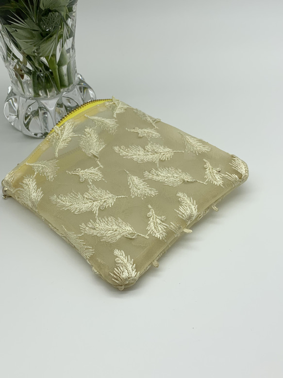 小さめ、刺繍ハードメッシュ　軽いセミシースルーのフラットなポーチ　黄色ファスナー　274 6枚目の画像