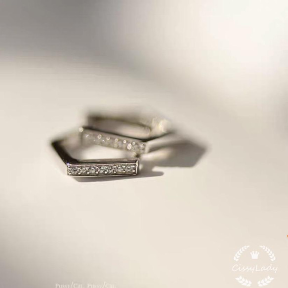 人気商品バージョンアップ　Sv925純銀製　シンプル　五角形　CZダイヤ付き　ミニ　フープピアス 5枚目の画像