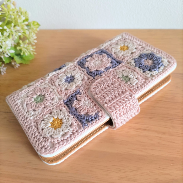 【受注製作】小花モチーフつなぎの手帳型スマホケース（ピンクベージュ） 4枚目の画像