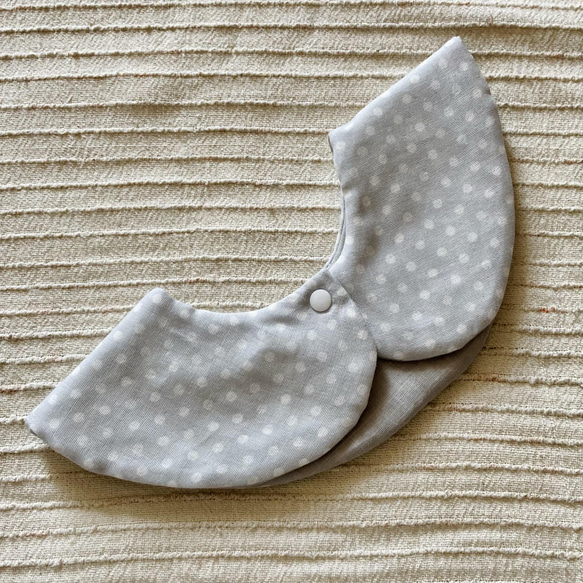 まるで付け襟❤️な360°リバーシブルスタイ。防水タイプ。アイスグレードット❇︎受注生産品❇︎ 1枚目の画像