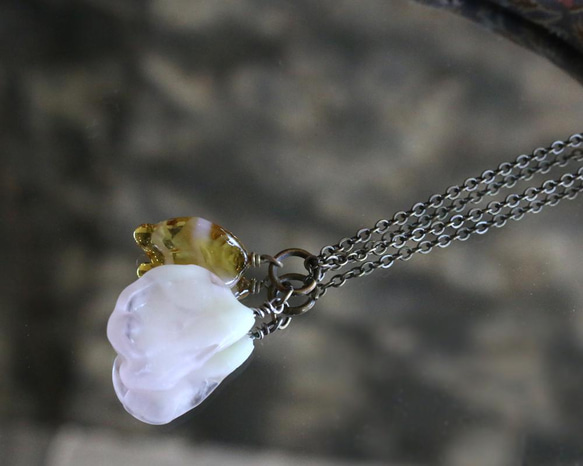 ガラス細工のスイトピー花弁　ネックレス　　 3枚目の画像