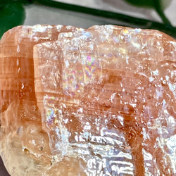 【勇気を引き出す】万華鏡　レッド カルサイト　ラフストーン　原石　方解石 1枚目の画像