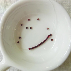 カットビーズ　赤×黒　 3枚目の画像