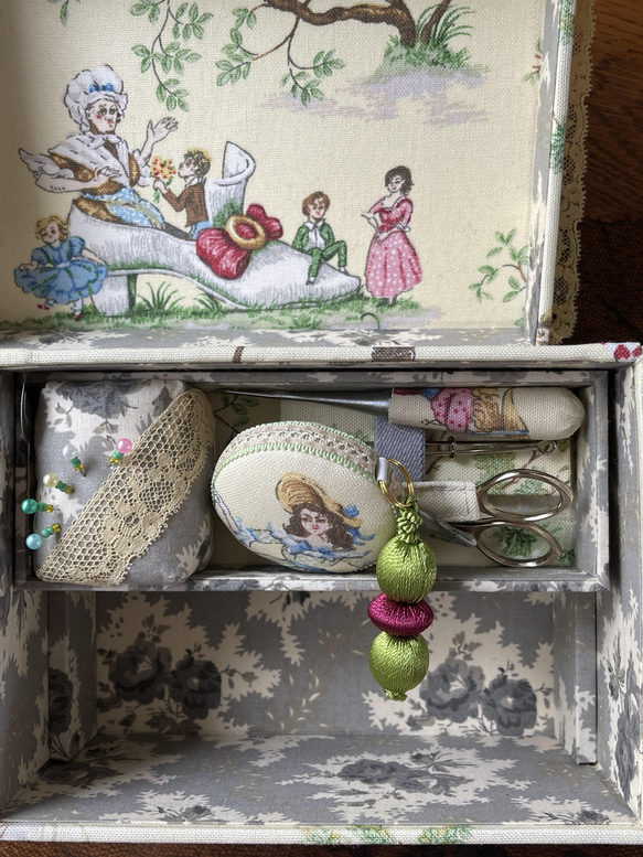 カルトナージュミニ裁縫箱　ボックス　クリーム色の童話の世界　ミモザ色のアンティークレース　アンティークの緑のビーズ‼︎ 3枚目の画像