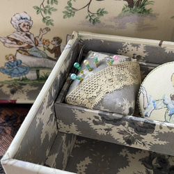 カルトナージュミニ裁縫箱　ボックス　クリーム色の童話の世界　ミモザ色のアンティークレース　アンティークの緑のビーズ‼︎ 10枚目の画像
