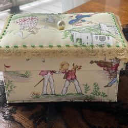 カルトナージュミニ裁縫箱　ボックス　クリーム色の童話の世界　ミモザ色のアンティークレース　アンティークの緑のビーズ‼︎ 9枚目の画像