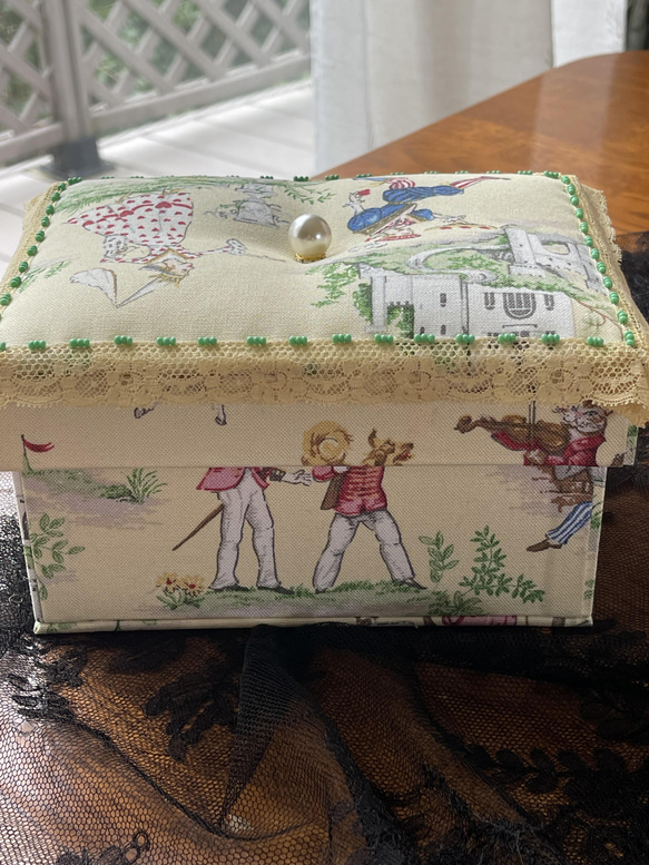 カルトナージュミニ裁縫箱　ボックス　クリーム色の童話の世界　ミモザ色のアンティークレース　アンティークの緑のビーズ‼︎ 9枚目の画像