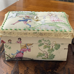 カルトナージュミニ裁縫箱　ボックス　クリーム色の童話の世界　ミモザ色のアンティークレース　アンティークの緑のビーズ‼︎ 5枚目の画像