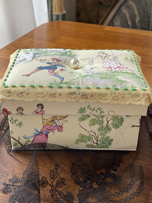 カルトナージュミニ裁縫箱　ボックス　クリーム色の童話の世界　ミモザ色のアンティークレース　アンティークの緑のビーズ‼︎ 5枚目の画像