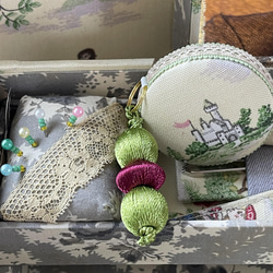 カルトナージュミニ裁縫箱　ボックス　クリーム色の童話の世界　ミモザ色のアンティークレース　アンティークの緑のビーズ‼︎ 11枚目の画像