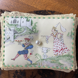カルトナージュミニ裁縫箱　ボックス　クリーム色の童話の世界　ミモザ色のアンティークレース　アンティークの緑のビーズ‼︎ 6枚目の画像