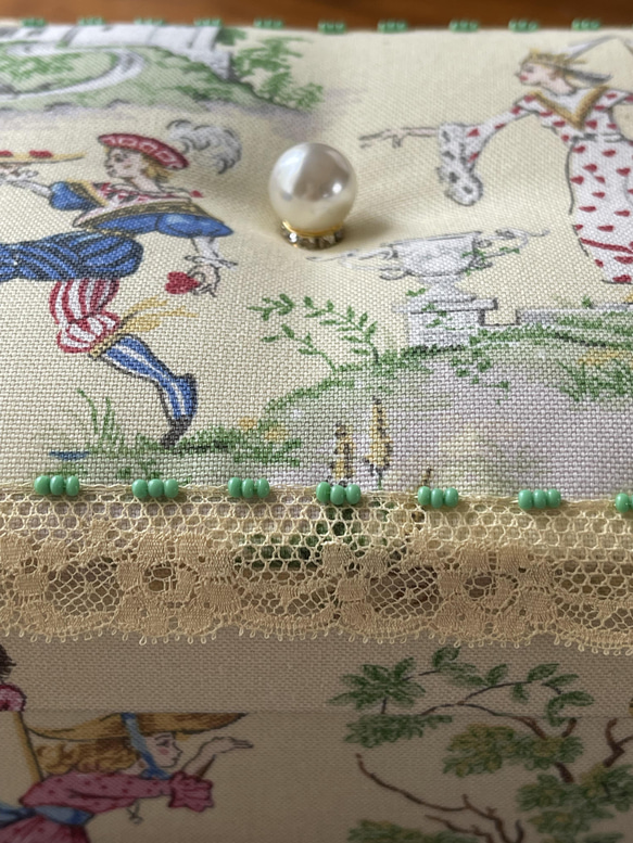 カルトナージュミニ裁縫箱　ボックス　クリーム色の童話の世界　ミモザ色のアンティークレース　アンティークの緑のビーズ‼︎ 7枚目の画像