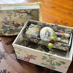カルトナージュミニ裁縫箱　ボックス　クリーム色の童話の世界　ミモザ色のアンティークレース　アンティークの緑のビーズ‼︎ 4枚目の画像