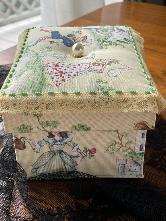 カルトナージュミニ裁縫箱　ボックス　クリーム色の童話の世界　ミモザ色のアンティークレース　アンティークの緑のビーズ‼︎ 8枚目の画像