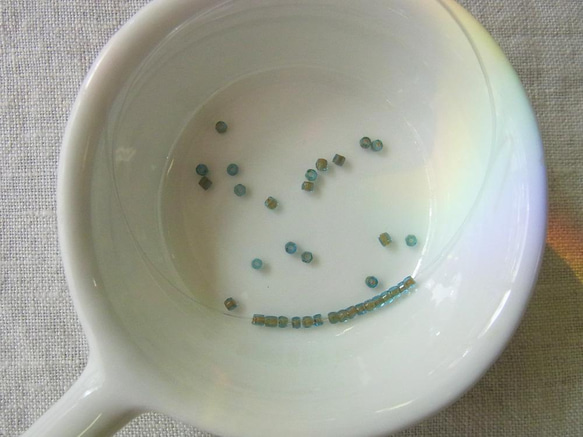 カットビーズ　ブルー×ベージュ 3枚目の画像