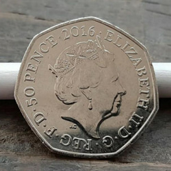 イギリス コイン ビアトリクス・ポター ピーターラビット 8g 27mm 英国 50ペンス エリザベス女王 3枚目の画像