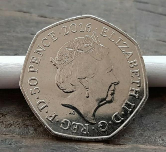 イギリス コイン ビアトリクス・ポター ピーターラビット 8g 27mm 英国 50ペンス エリザベス女王 3枚目の画像