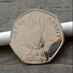 イギリス コイン ビアトリクス・ポター ピーターラビット 8g 27mm 英国 50ペンス エリザベス女王 2枚目の画像