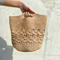 【かぎ針編み】丸底ハンドバッグ 花柄透かし模様 かごバッグ コットンラフィア 3枚目の画像