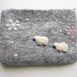 羊毛フェルトポーチ　グレー　ひつじ　雪の結晶 1枚目の画像