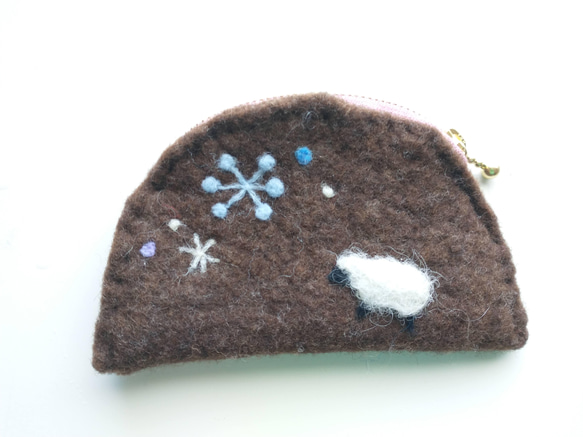 羊毛フェルト　ミニポーチ　ひつじ　雪の結晶　ブルー 1枚目の画像