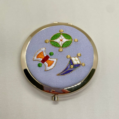 吉祥文様 刺繍コンパクトミラー 絹糸と金糸の日本刺繍 手鏡 りん 通販