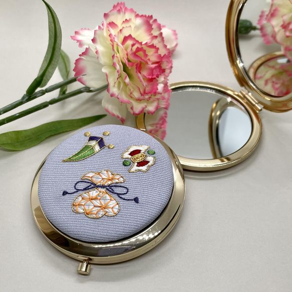 吉祥文様　刺繍コンパクトミラー　絹糸と金糸の日本刺繍　 3枚目の画像