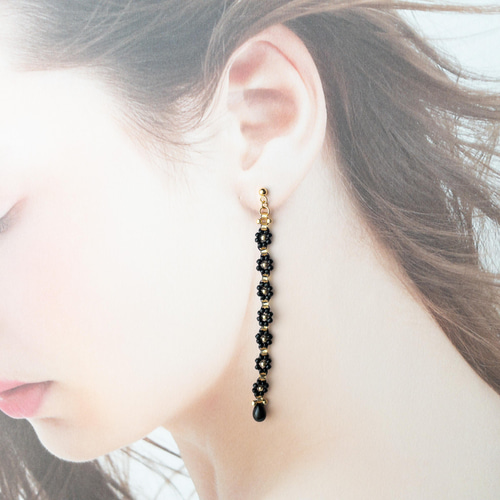 小花のロングピアス/イヤリング 黒 ビーズステッチ ※金属アレルギー 